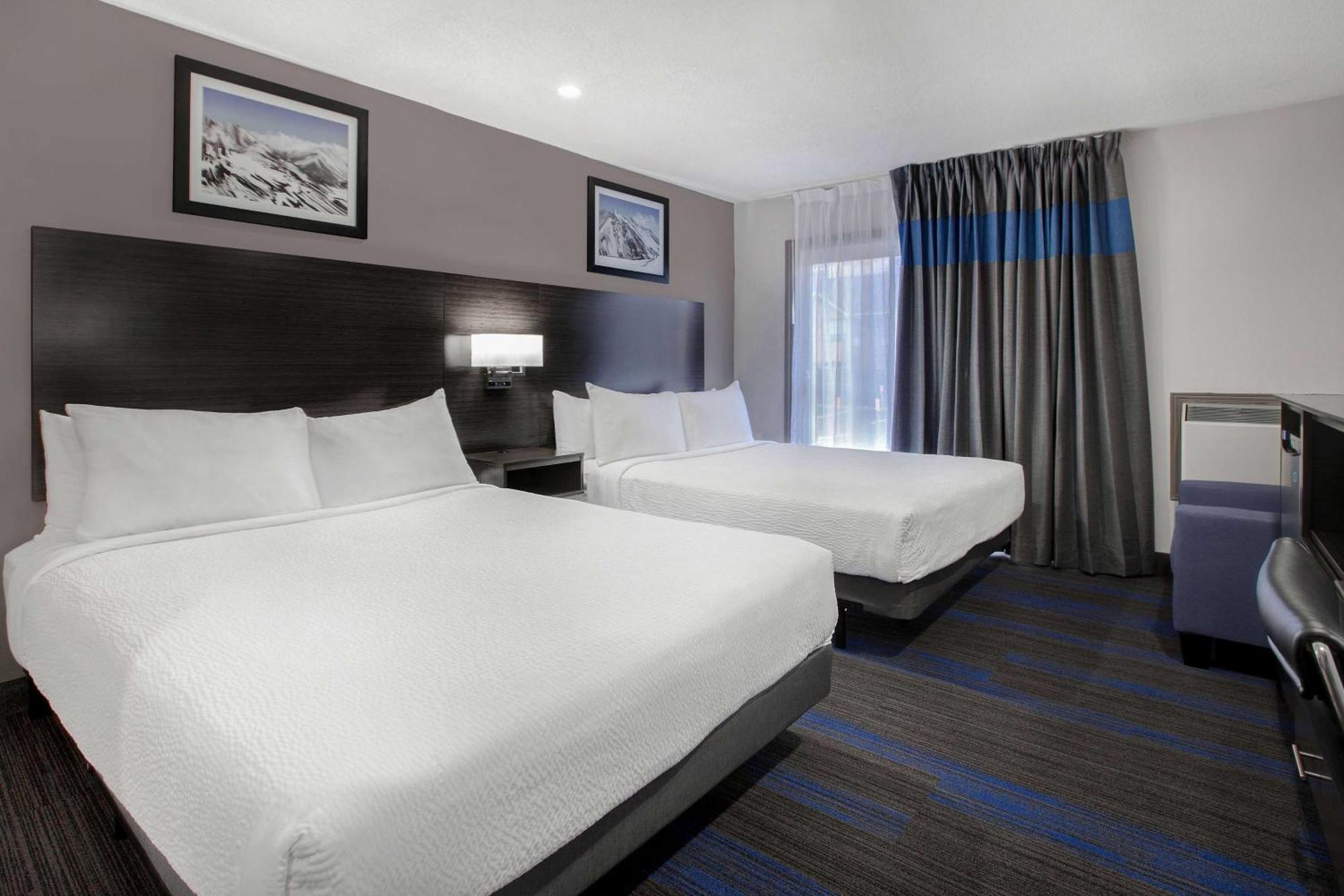 Queen Room with Two Queen Beds/ First Floor with Parking Lot Access, Non-Smoking,1706372421:JPEG