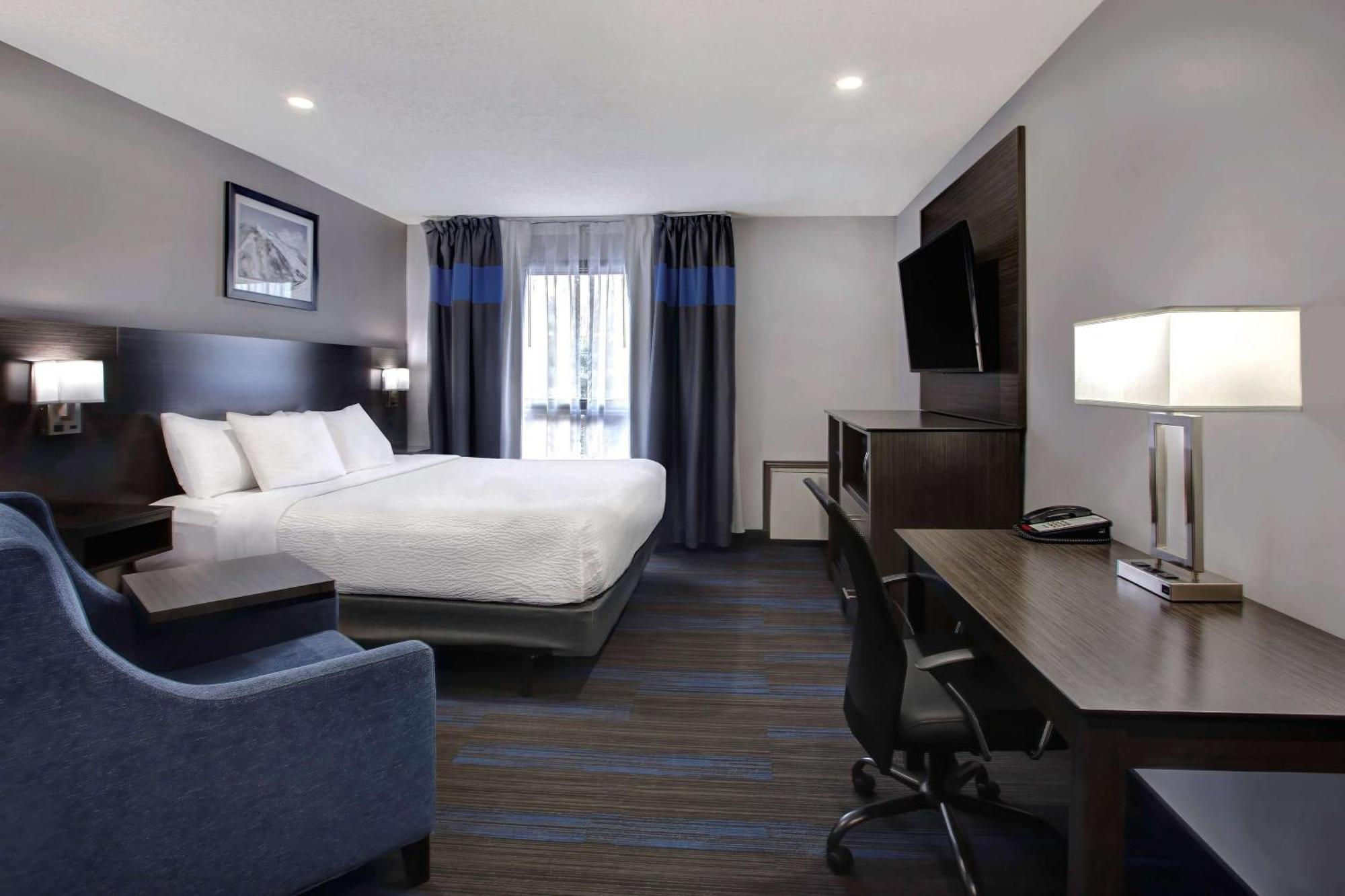 King Room /First Floor with Parking Lot Access, Non-Smoking,1535131054:JPEG