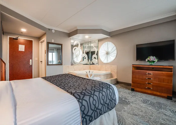 Hotel with pool: Monte Carlo Inn Barrie - Newly Renovated