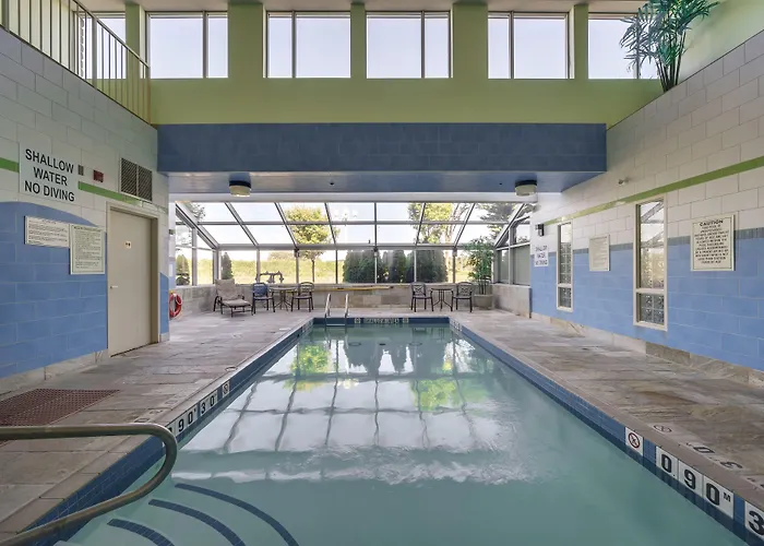 Hotel with pool: Monte Carlo Inn Barrie - Newly Renovated